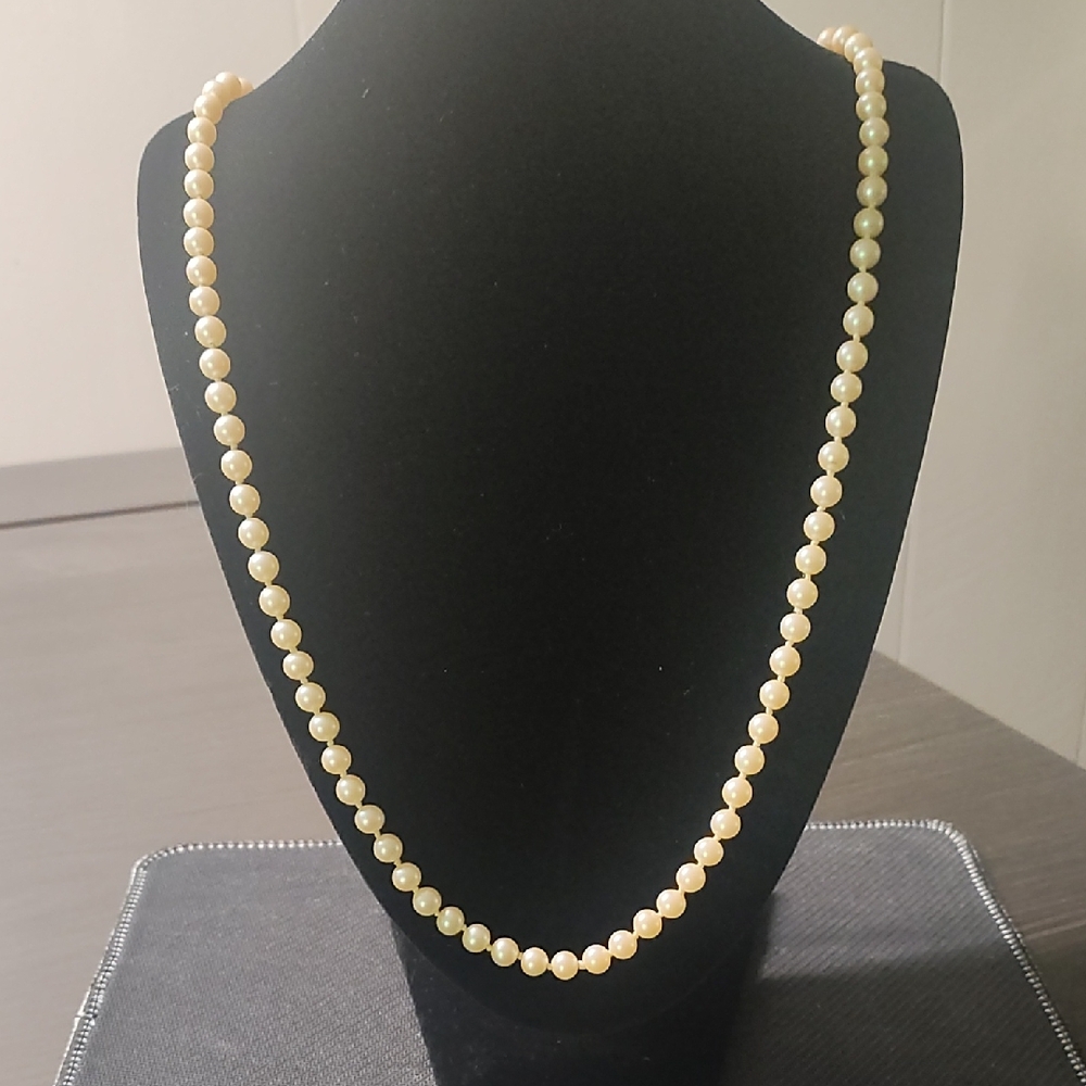 Elegant Cream Pearl Necklace